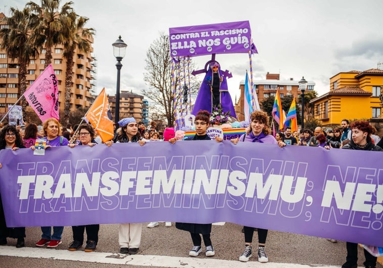 Zapico equipara la Santina Queer del 8-M en Gijón con el muñeco ahorcado de Pedro Sánchez, «pero con mejor gusto y acabado artístico»